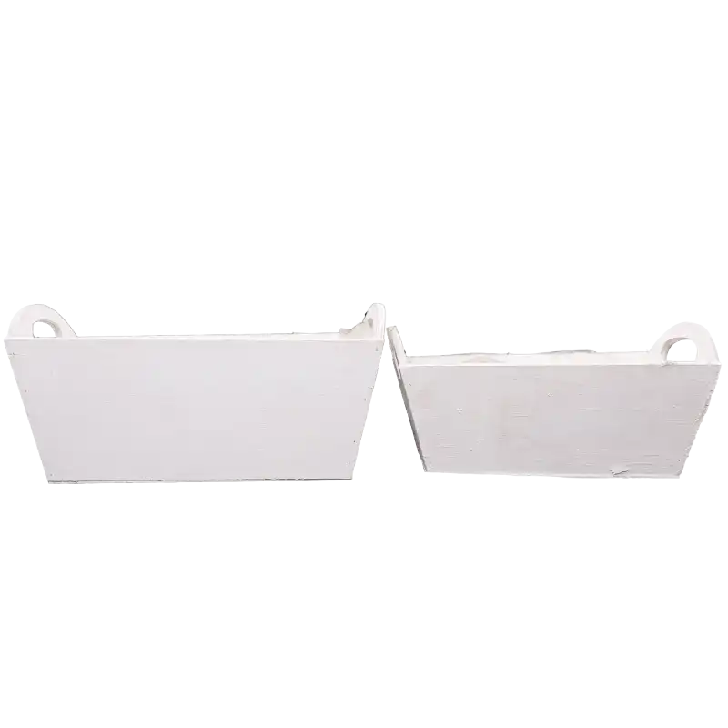 Białe drewniane osłonki na kwiaty z folią na białym tle: zestaw pokazujący bokiem większą L 30 cm oraz mniejszą M 27 cm