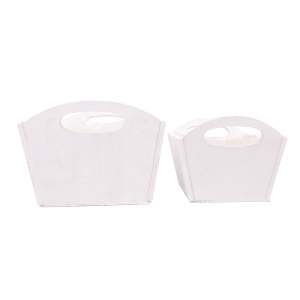 Białe drewniane osłonki na kwiaty z folią pokazane od frontu: większa L 30 cm oraz mniejsza M 27 cm na białym tle.