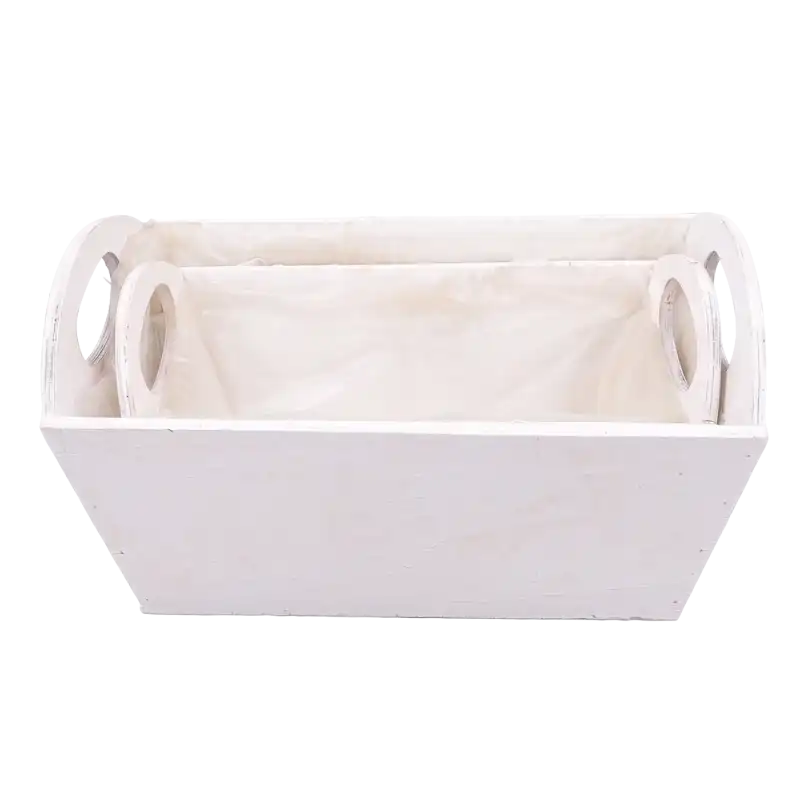 Białe drewniane osłonki na kwiaty z folią pokazane z góry i lekko od przodu: większa L 30 cm oraz mniejsza M 27 cm