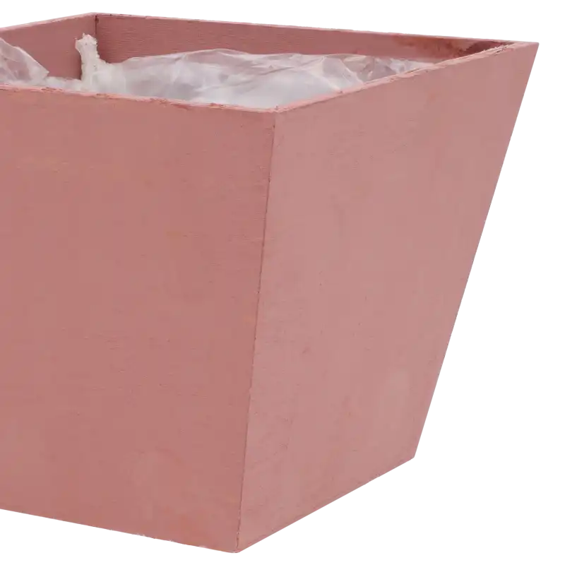 Różowa drewniana skrzynka na kwiaty 15x15x12 cm w zbliżeniu, pokazująca fakturę materiału na białym tle