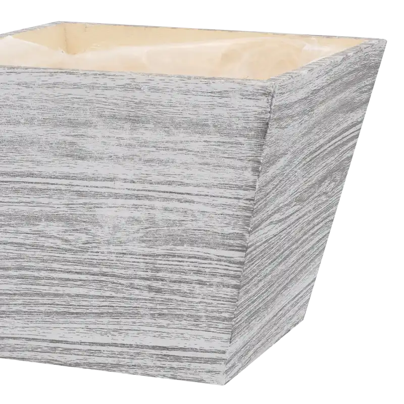 Szara drewniana skrzynka 15x15x12 cm pokazana w zbliżeniu pod kątem, z widoczną strukturą drewna i folią w środku