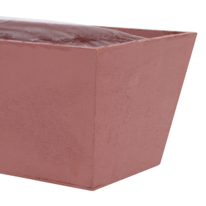 Różowa drewniana skrzynka 30x12x10 cm w zbliżeniu ukazującym jej bok i wnętrze wyłożone folią