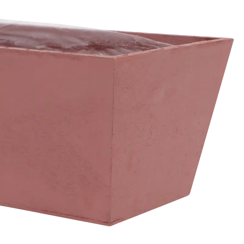 Różowa drewniana skrzynka 30x12x10 cm w zbliżeniu ukazującym jej bok i wnętrze wyłożone folią