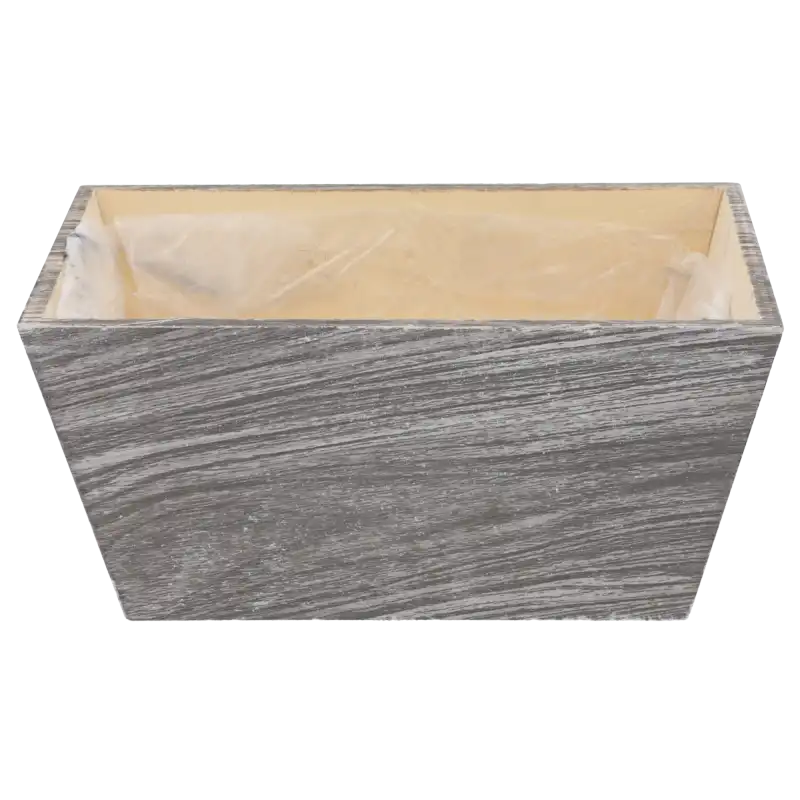 Szara drewniana skrzynka na kwiaty 20x12x10 cm z folią w środku na białym tle.