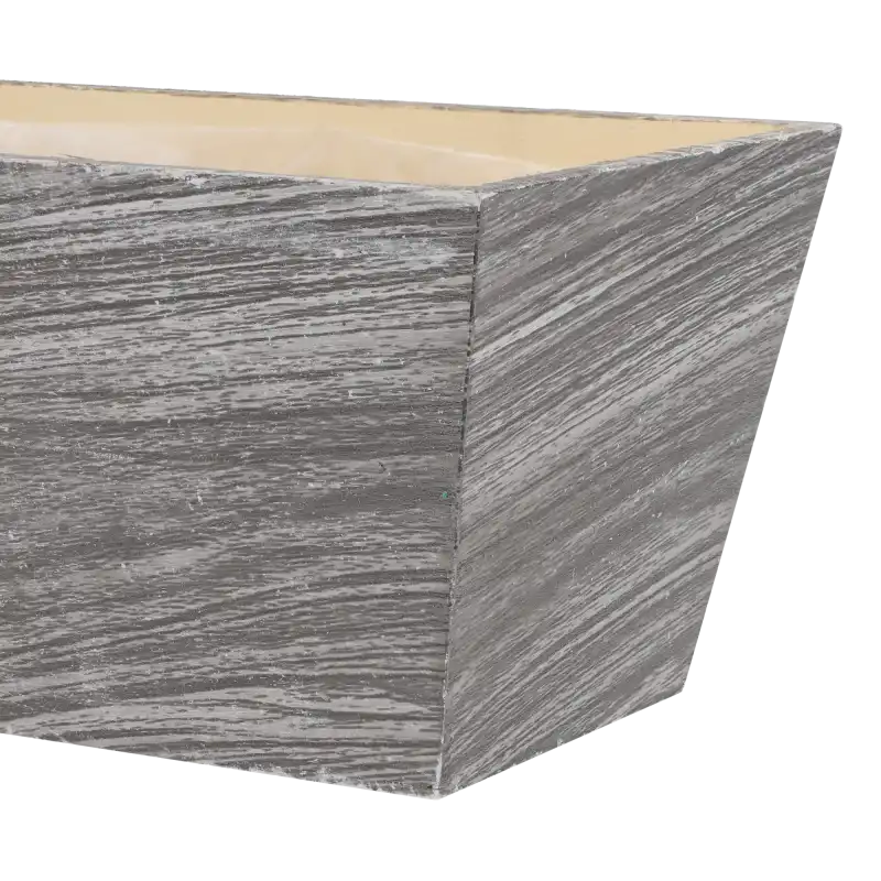 Zbliżenie na narożnik i widok z bliska szarej drewnianej skrzynki na kwiaty 20x12x10 cm pokazujące przetartą fakturę materiału.