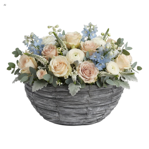 Szara okrągła rattanowa osłonka miska 30 cm z elegancką kompozycją pastelowych róż i błękitnych kwiatów na izolowanym tle