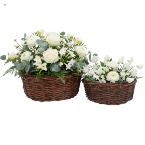 Okrągłe brązowe osłonki wiklinowe z folią 2 szt., rozmiar L 35 cm i M 30 cm z białymi kompozycjami kwiatowymi na izolowanym tle