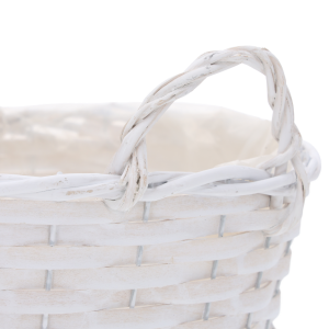 Białe okrągłe osłonki wiklinowe rozmiar M 27 cm w zbliżeniu na pleciony brzeg i uchwyt