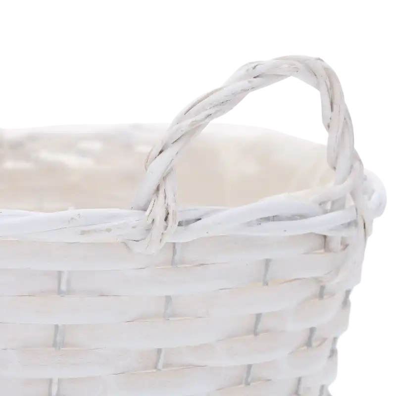 Białe okrągłe osłonki wiklinowe rozmiar M 27 cm w zbliżeniu na pleciony brzeg i uchwyt