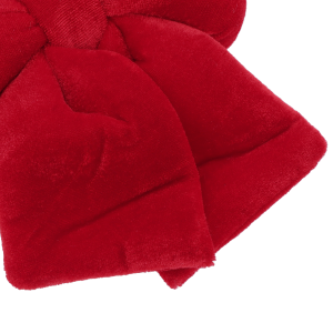 Makro ujęcie fragmentu czerwonej kokardy welurowej 12x12 cm pokazujące głęboki kolor i miękkie fałdy ozdoby.