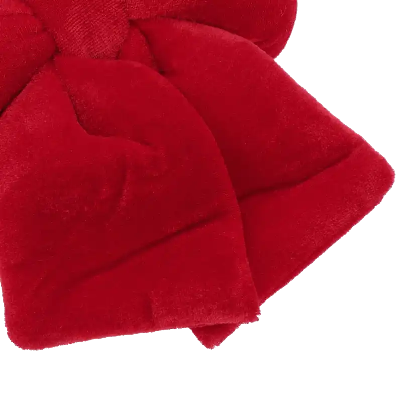 Makro ujęcie fragmentu czerwonej kokardy welurowej 12x12 cm pokazujące głęboki kolor i miękkie fałdy ozdoby.