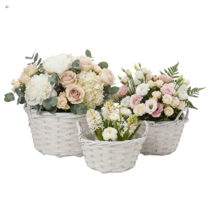Białe okrągłe osłonki wiklinowe 3 szt: L 30 cm, M 27 cm i S 22 cm wypełnione hiacyntami, różami i peoniami na białym tle