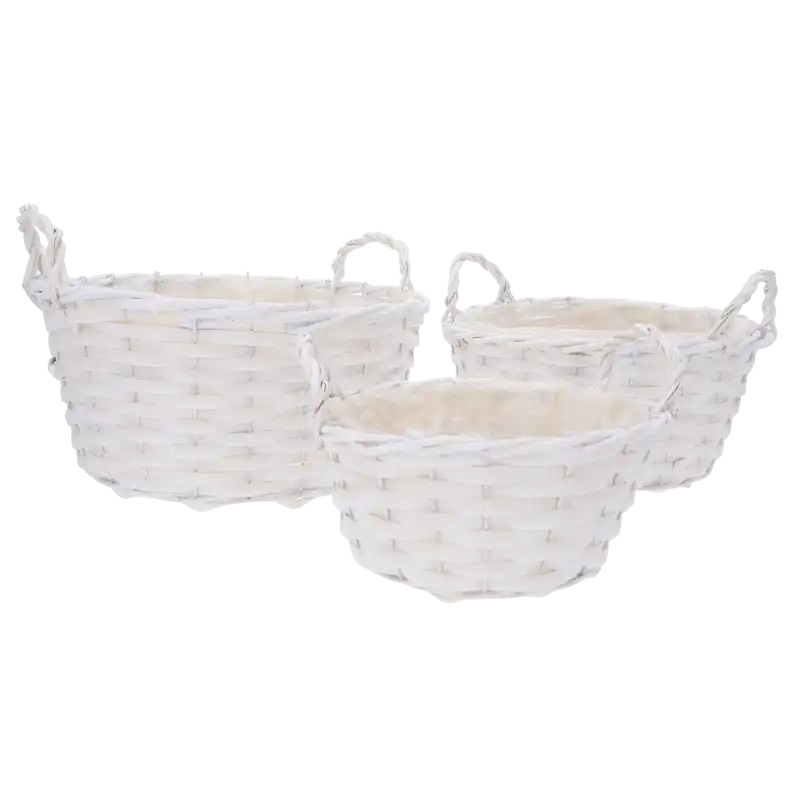 Białe okrągłe osłonki wiklinowe 3 szt: L 30 cm, M 27 cm i S 22 cm z uchwytami na białym tle