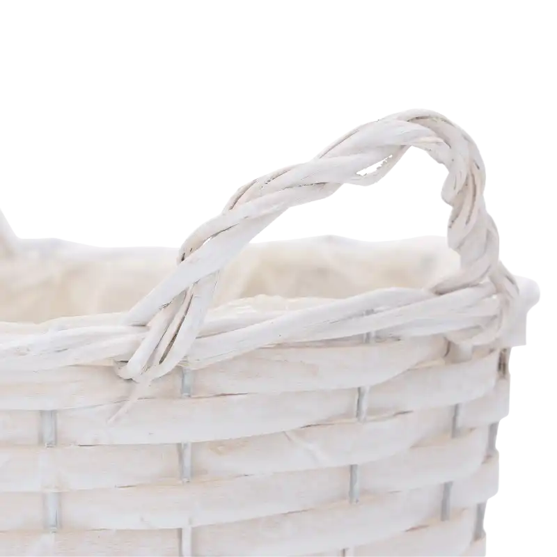Biała wiklinowa osłonka na doniczkę rozmiar S 23 cm w zbliżeniu na pleciony uchwyt i strukturę kosza na białym tle.