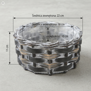 Ciemna drewniana osłonka na kwiaty M 22 cm w formie plecionego kosza z folią, prezentowana z graficznym oznaczeniem wymiarów technicznych.