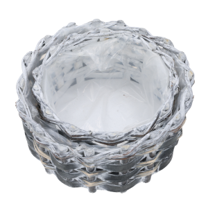 Komplet dwóch ciemnych, okrągłych osłonek wiklinowych z drewnianego materiału włożonych jedna w drugą na białym tle, rozmiar L 26 cm oraz M 22 cm.