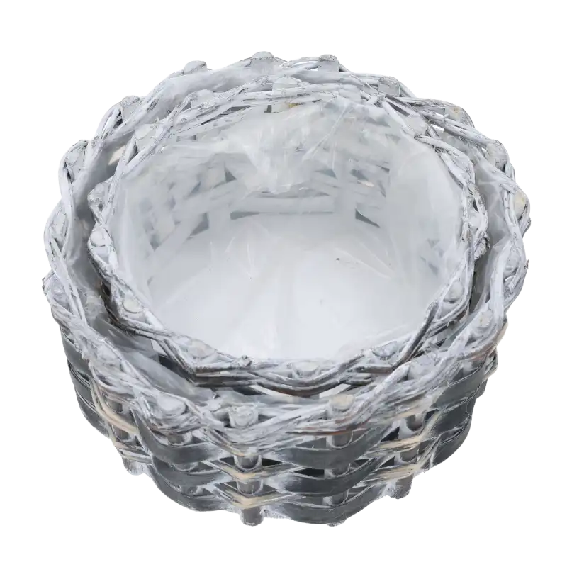 Komplet dwóch ciemnych, okrągłych osłonek wiklinowych z drewnianego materiału włożonych jedna w drugą na białym tle, rozmiar L 26 cm oraz M 22 cm.