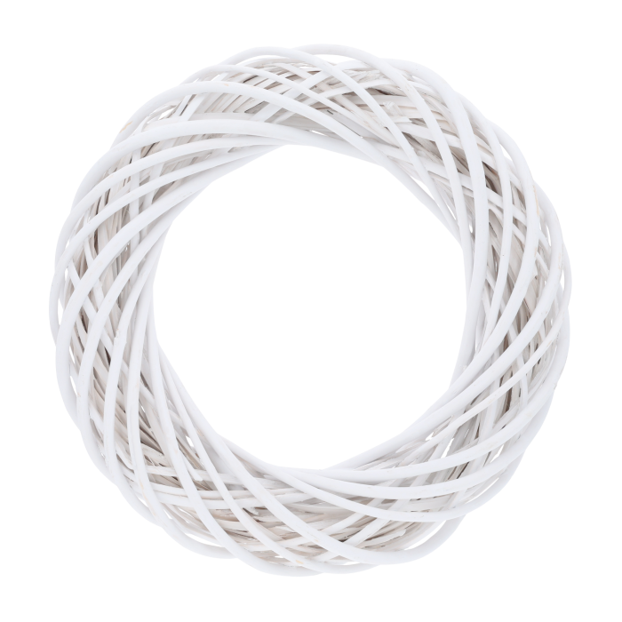 Biały wianek wiklinowy o średnicy 35 cm na gładkim, neutralnym tle