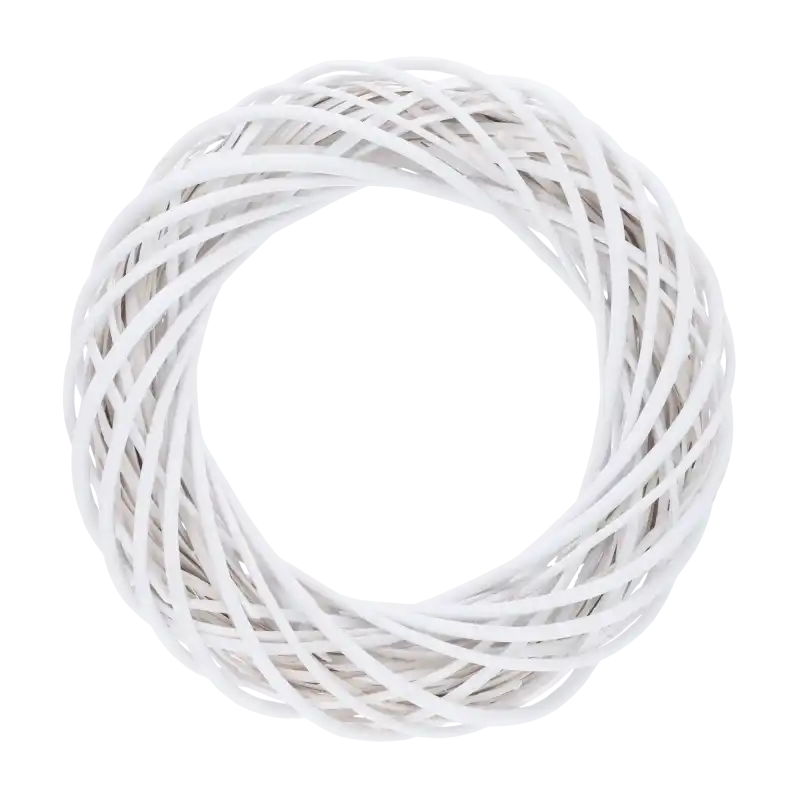 Biały wianek wiklinowy o średnicy 35 cm na gładkim, neutralnym tle
