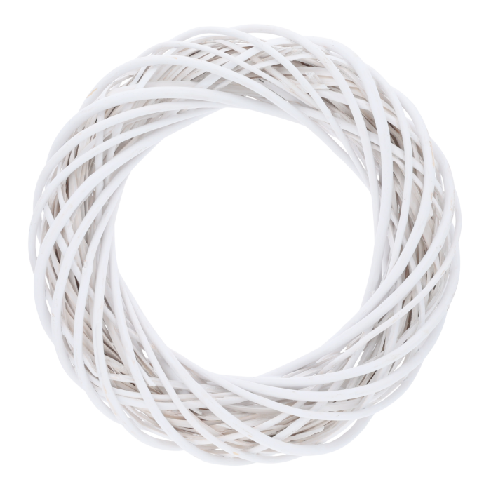 Biały wianek wiklinowy o średnicy 40 cm na gładkim, neutralnym tle