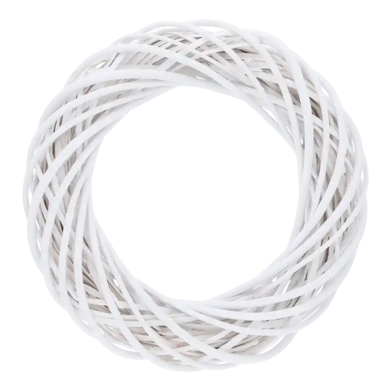 Biały wianek wiklinowy o średnicy 40 cm na gładkim, neutralnym tle