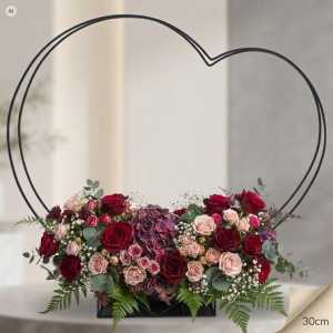 Czarne metalowe serce 45 cm w aranżacji florystycznej z czerwonymi i różowymi różami