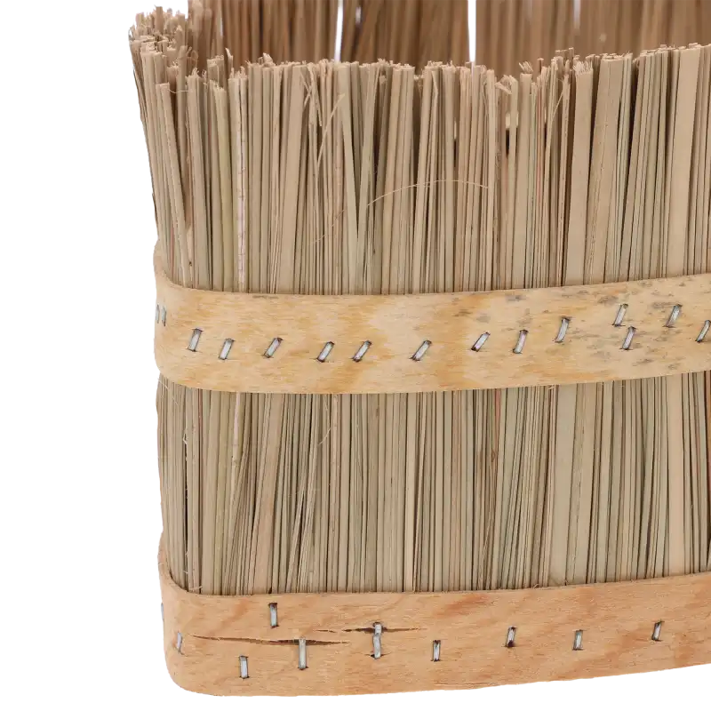 Osłonka z trawy morskie łezki M 28 cm na białym tle