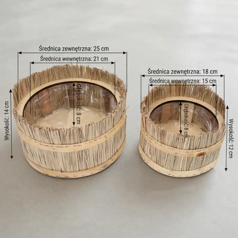 Infografika przedstawiająca wymiary dwóch okrągłych osłonek z trawy i drewna: większej L 25 cm i mniejszej M 18 cm na jasnym tle.