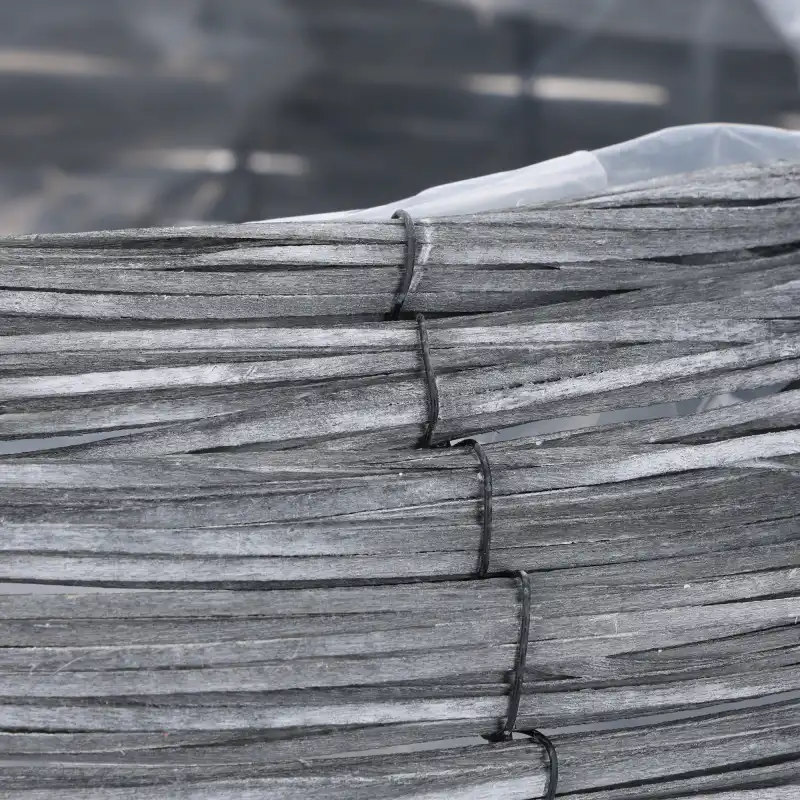 Zbliżenie na precyzyjny splot szarej plecionej osłonki na kwiaty L 42 cm ukazujące strukturę materiału i drut wzmacniający.