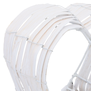 Zbliżenie na metalowy stelaż i biały rattanowy kosz w kształcie serca M 30 cm