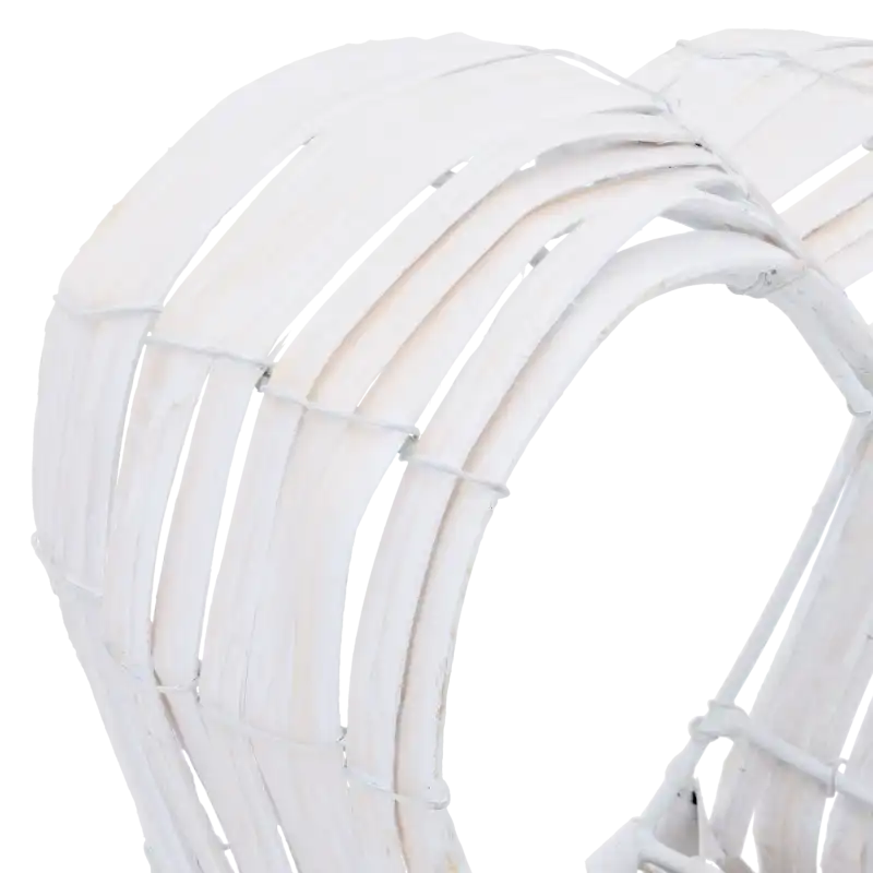 Zbliżenie na metalowy stelaż i biały rattanowy kosz w kształcie serca M 30 cm