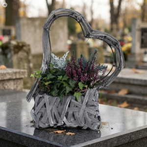 Szary kosz do kompozycji w kształcie serca 30 cm ustawiony jako dekoracja nagrobna z roślinami