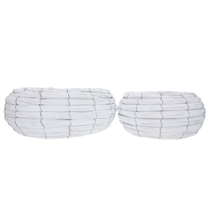 Zestaw 2 sztuk białych plecionych osłonek na kwiaty naturalnych, obejmujący rozmiar L 42 cm oraz M 30 cm na białym tle.