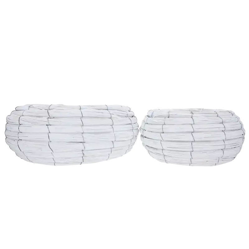 Zestaw 2 sztuk białych plecionych osłonek na kwiaty naturalnych, obejmujący rozmiar L 42 cm oraz M 30 cm na białym tle.