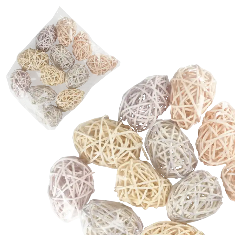 Zestaw 12 ażurowych jajek z rattanu w różnych naturalnych kolorach. Ozdoby wielkanocne o wysokości 6 cm do kompozycji.