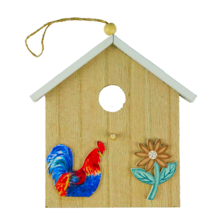 Kompozycja drewnianej zawieszki z wyraźnie widocznym otworem w kształcie budki dla ptaków i drewnianymi aplikacjami.