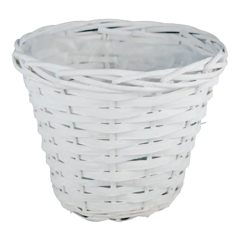 Okrągła biała wiklinowa osłonka na doniczkę o średnicy 22 cm i wysokości 19 cm. Wyłożona praktyczną folią ochronną, stanowi idealną bazę do domowych roślin doniczkowych oraz kompozycji ze sztucznych kwiatów.