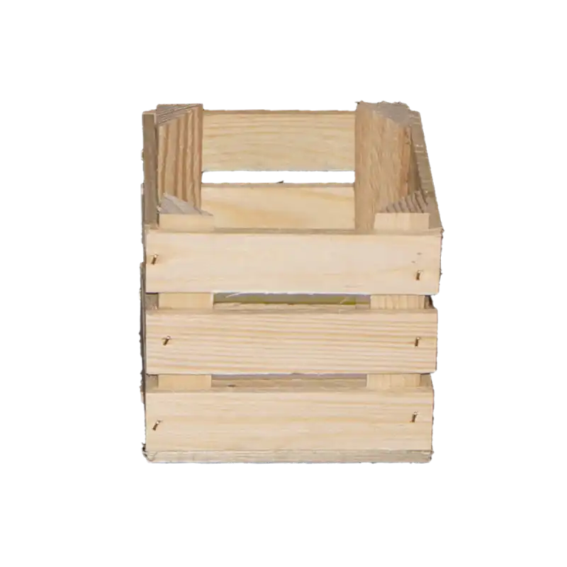 Zbliżenie na ażurową strukturę drewnianej skrzynki o wymiarach 12x13x13 cm. Naturalny materiał pasuje do każdej domowej aranżacji.