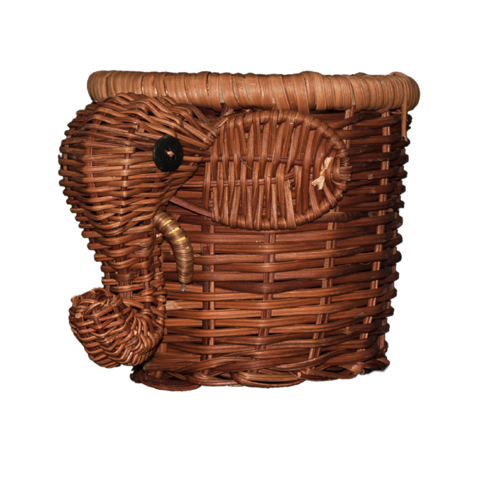 Wiklinowy organizer słonik o wysokości 14 cm z widocznym detalem głowy zwierzęcia. Idealny na biurko lub jako osłonka.
