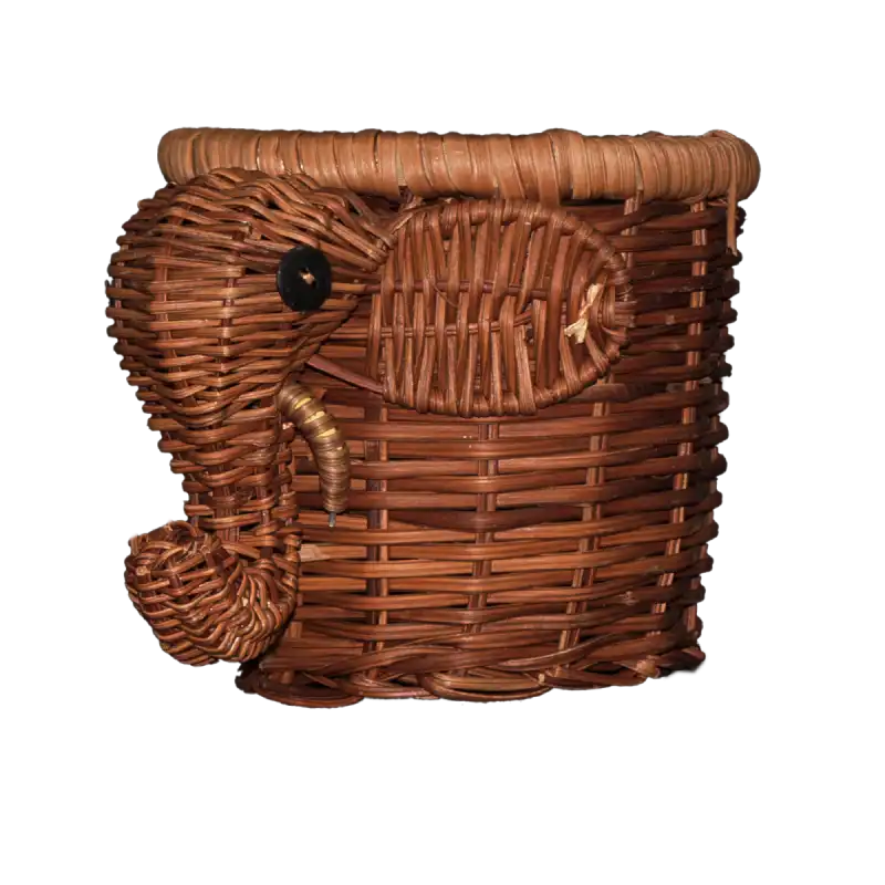 Wiklinowy organizer słonik o wysokości 14 cm z widocznym detalem głowy zwierzęcia. Idealny na biurko lub jako osłonka.